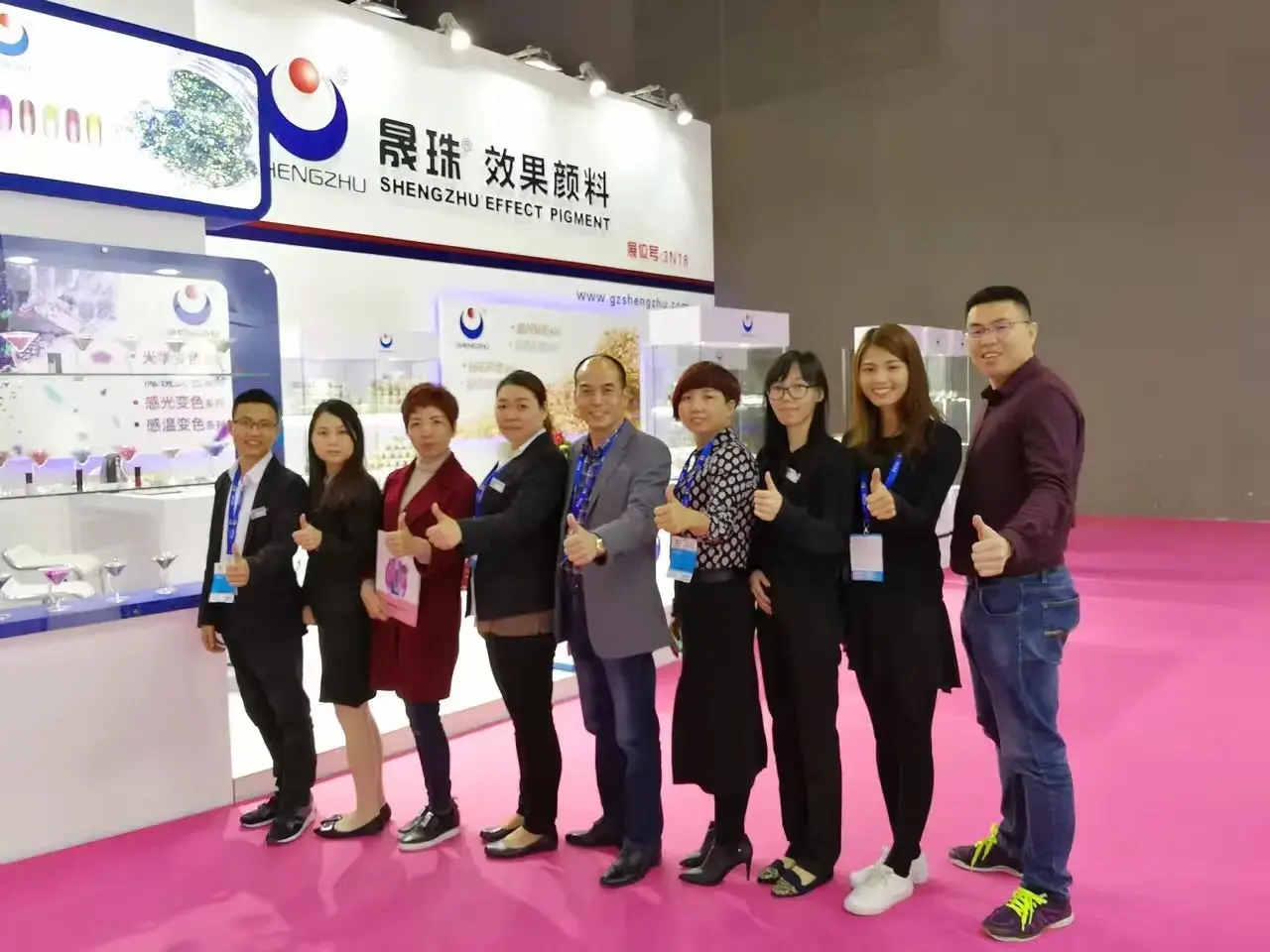 SHENGZHU team meeting buyers at a pigment exhibition