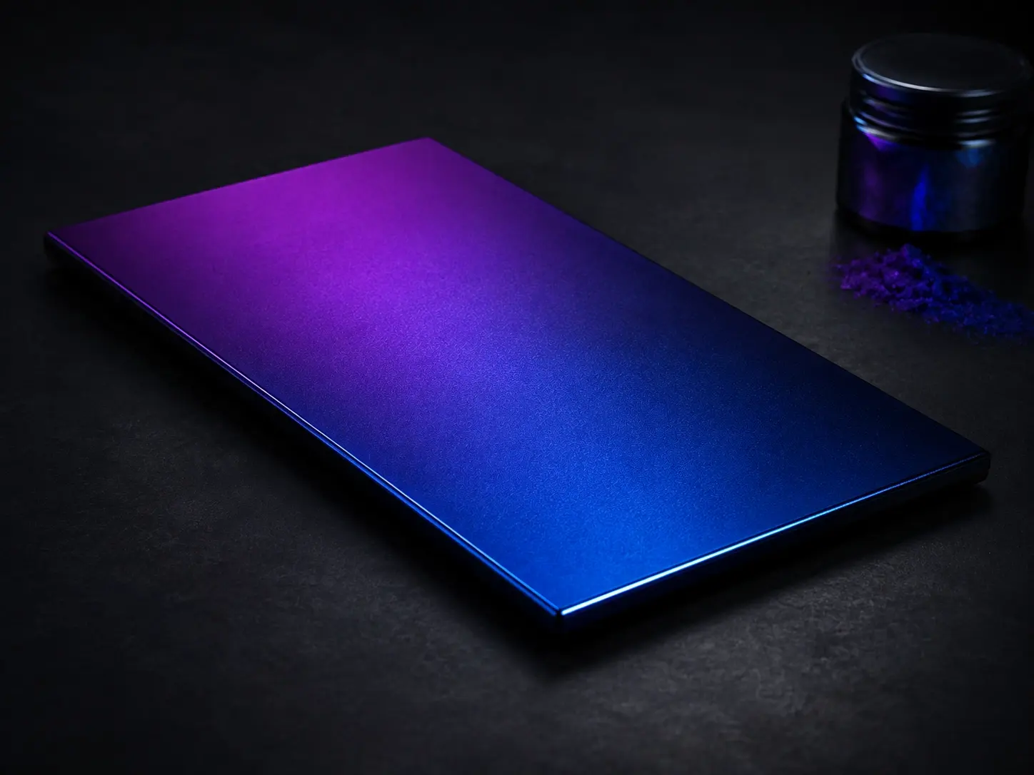 Chameleon pigment applied to a flat panel with a controlled purple to blue transition